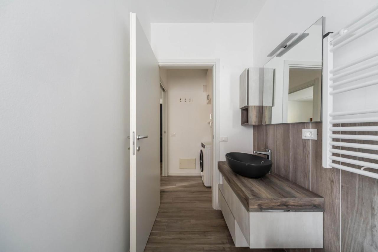 Comfy Apt With Private Parking & Balcony Milano Eksteriør bilde