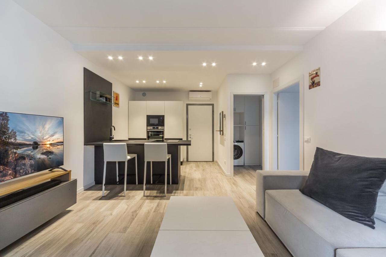 Comfy Apt With Private Parking & Balcony Milano Eksteriør bilde
